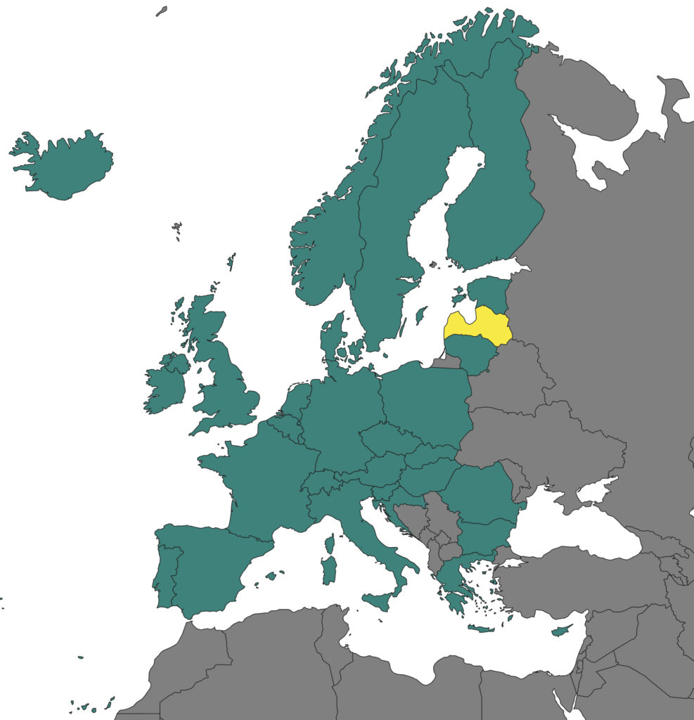 Eiropas karte, kurā Latvija ir iezīmēta dzeltenā krāsā; pārējās Eiropas Savienības valstis ir iekrāsotas tumši zaļā krāsā.