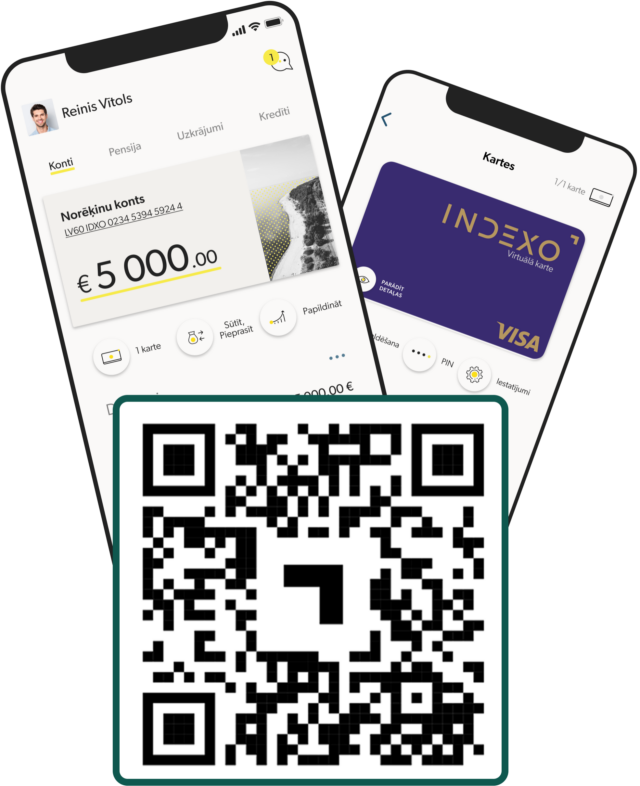 Divi viedtālruņi, kuros attēloti ekrāni no INDEXO aplikācijas sadaļas "Konti" un "Kartes". Priekšā viedtālruņiem QR kods, kuru skenējot, nokļūst Google vai App Store veikalos.